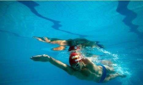 自由泳初学者的游泳技巧，自由泳初学者如何提高游泳水平图1