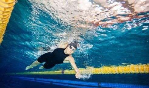 自由泳初学者的游泳技巧，自由泳初学者如何提高游泳水平图5