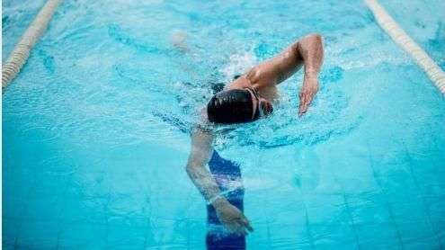 自由泳初学者的游泳技巧，自由泳初学者如何提高游泳水平图7