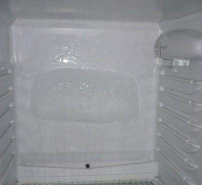 冰箱排水孔如何清理，冰箱排水口如何清洗图1