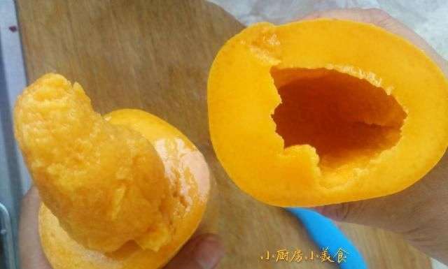 切芒果小技巧这样吃芒果更方便(怎么切芒果吃起来方便不用刀)图2
