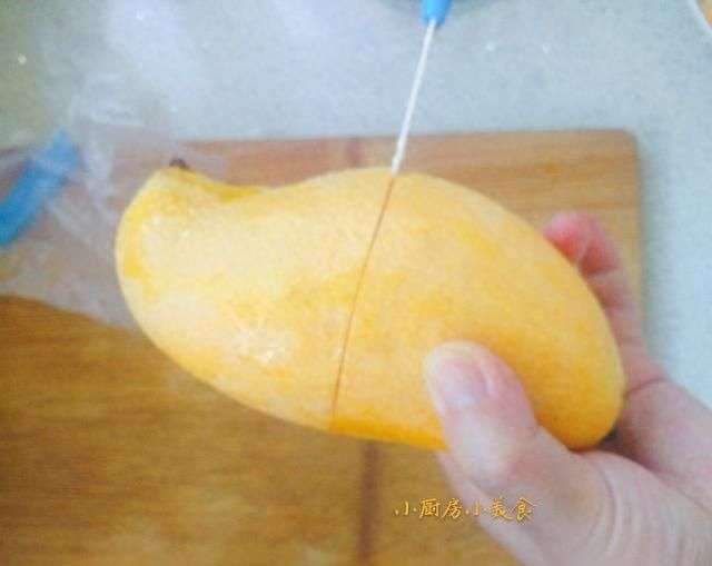 切芒果小技巧这样吃芒果更方便(怎么切芒果吃起来方便不用刀)图10