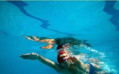 自由泳初学者的游泳技巧，自由泳初学者如何提高游泳水平